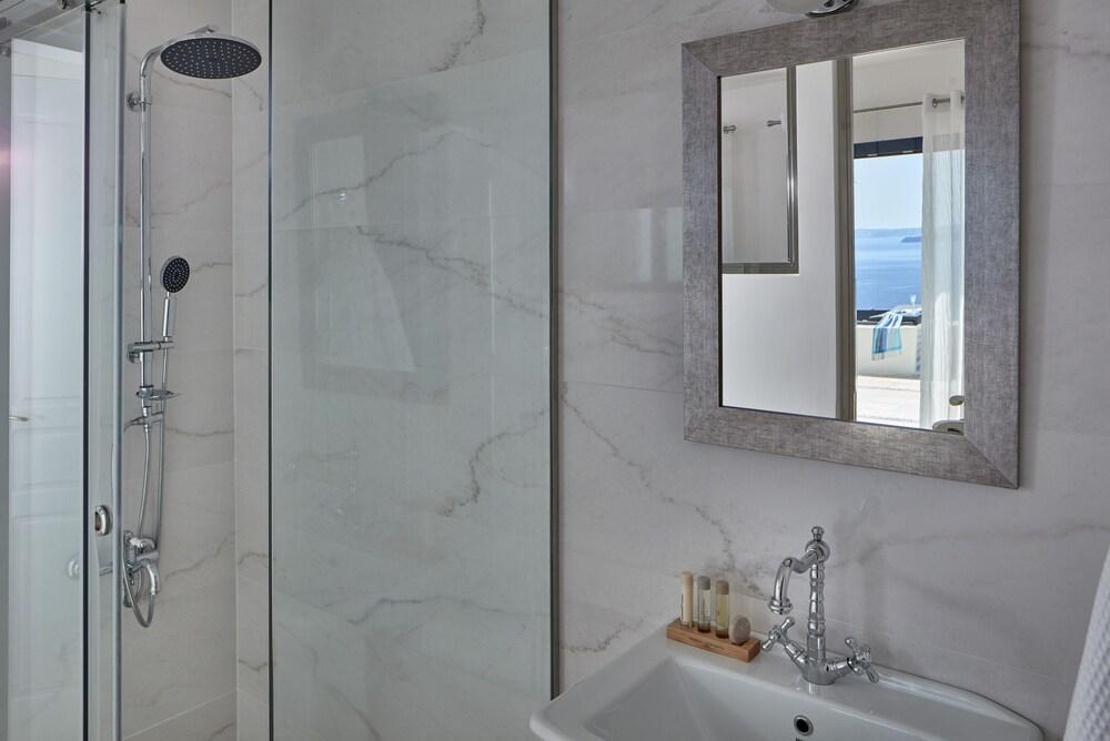 La Maltese Oia Luxury Suites Exterior photo