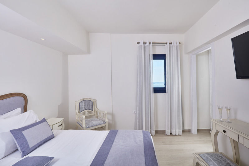 La Maltese Oia Luxury Suites Exterior photo