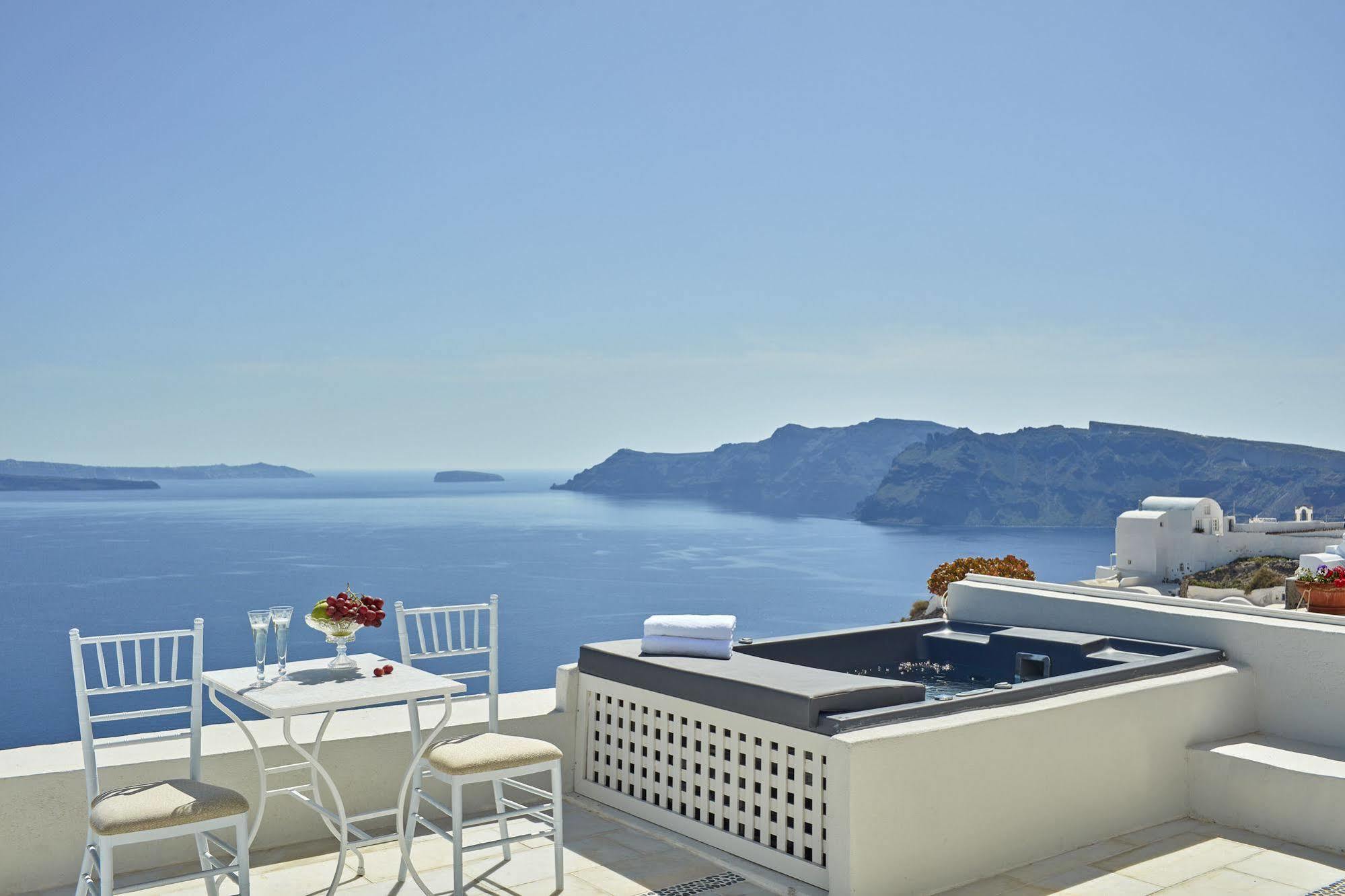 La Maltese Oia Luxury Suites Exterior photo